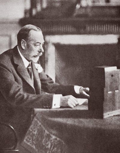 El rey Jorge hablando por la radio de English Photographer